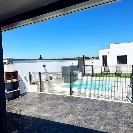 Con Piscina En Cerca Del Mar Holiday home Roche